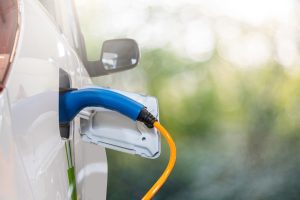 Autos eléctricos cargados de las farolas del proyecto piloto de Brescia